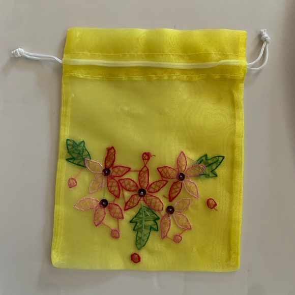 Embroidered mesh drawstring bags Set of three - Picture 14 of 14